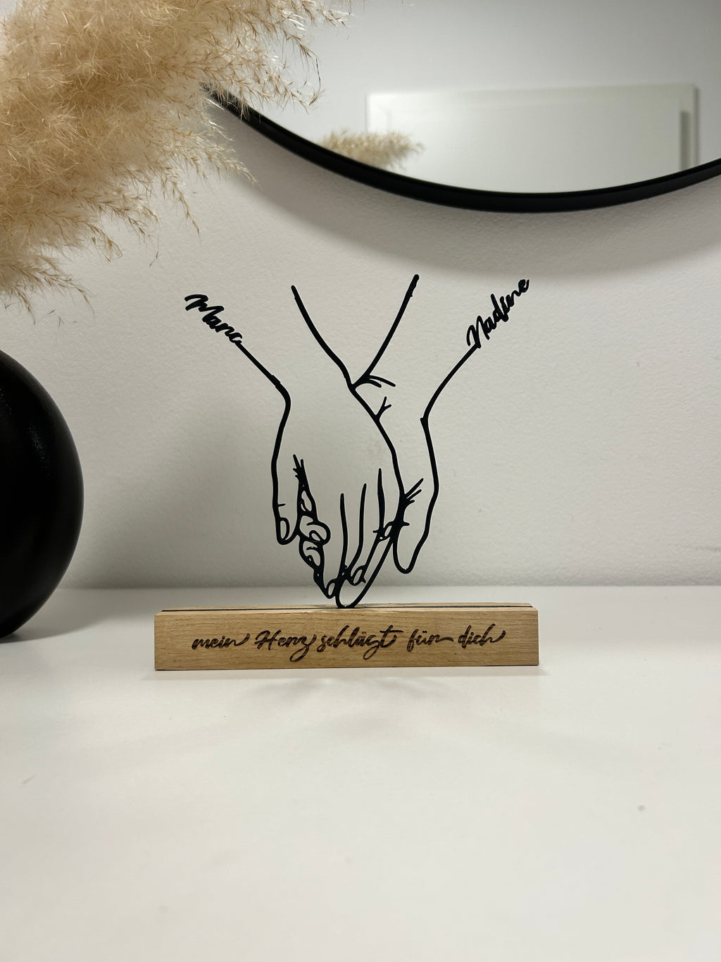 Personalisierter Dekoaufsteller–Hände mit Namen im 3D-Druck&Gravur auf Eichenholz– Geschenk zur Liebe, Hochzeit, Jahrestag oder Valentinstag