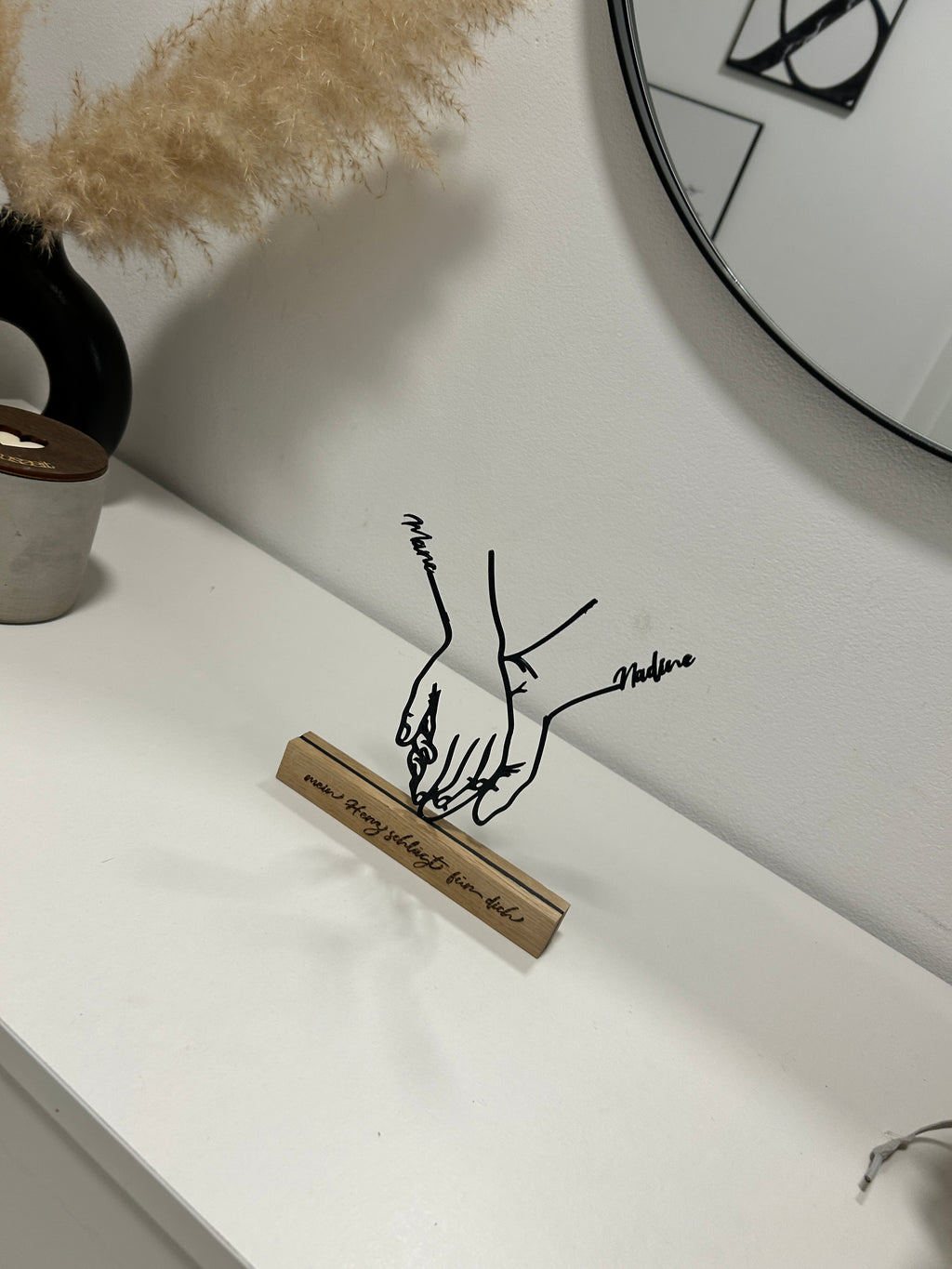 Personalisierter Dekoaufsteller–Hände mit Namen im 3D-Druck&Gravur auf Eichenholz– Geschenk zur Liebe, Hochzeit, Jahrestag oder Valentinstag