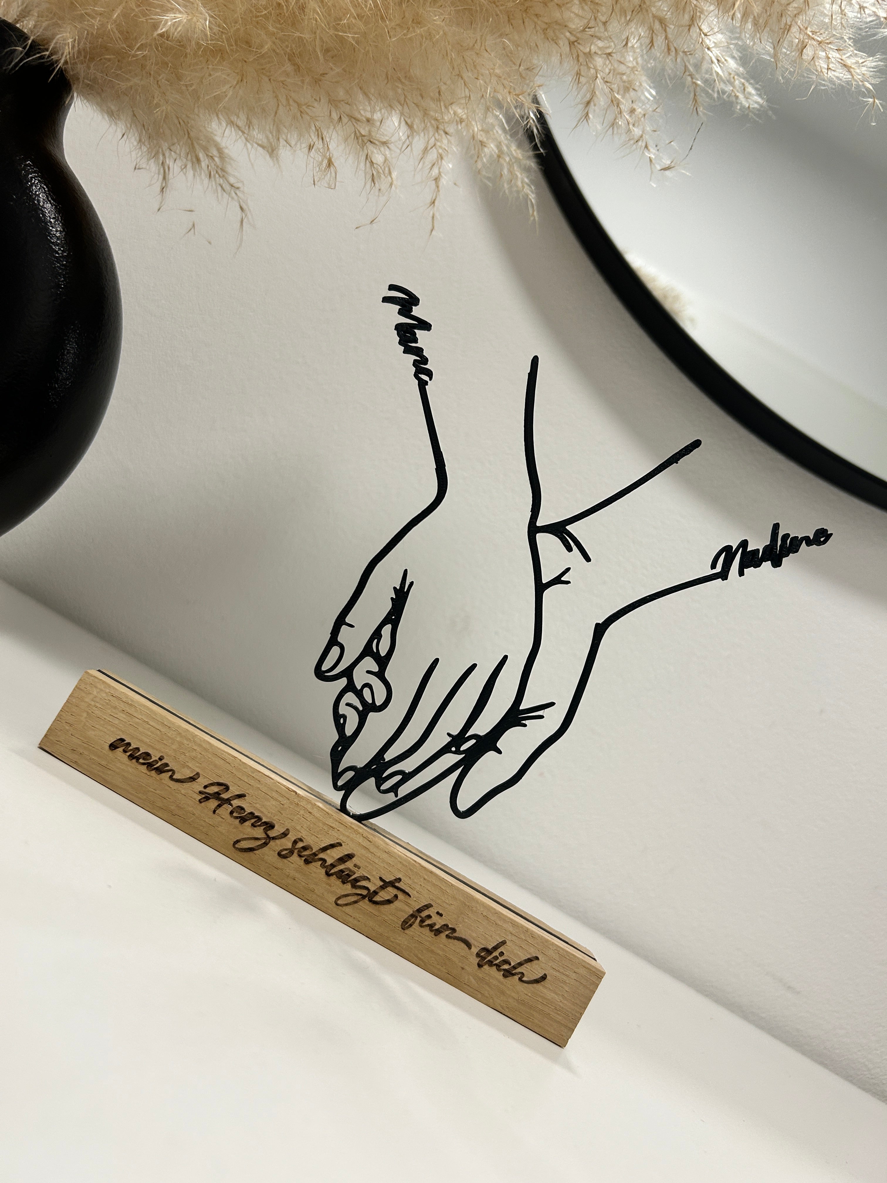 Personalisierter Dekoaufsteller–Hände mit Namen im 3D-Druck&Gravur auf Eichenholz– Geschenk zur Liebe, Hochzeit, Jahrestag oder Valentinstag