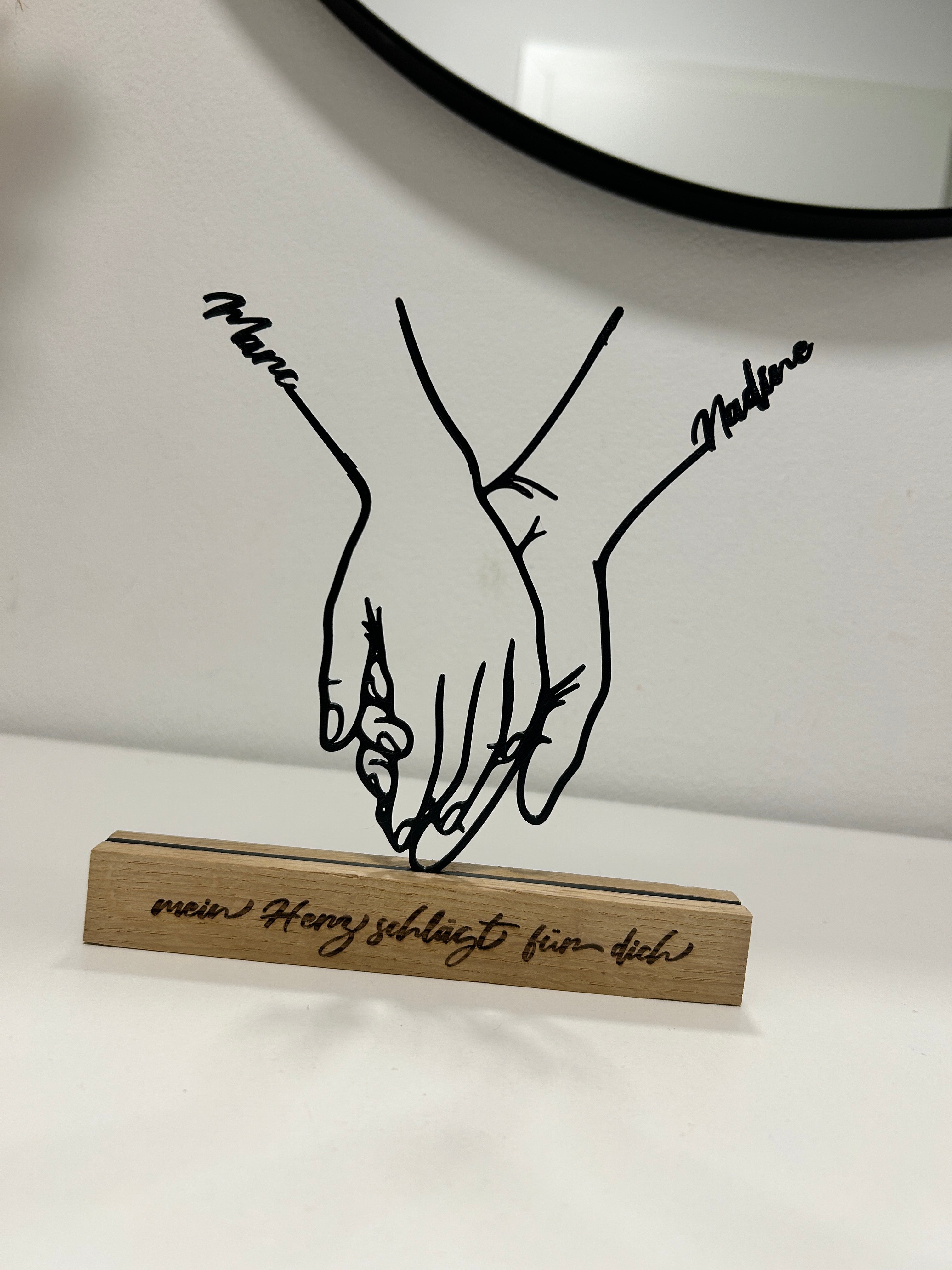 Personalisierter Dekoaufsteller–Hände mit Namen im 3D-Druck&Gravur auf Eichenholz– Geschenk zur Liebe, Hochzeit, Jahrestag oder Valentinstag