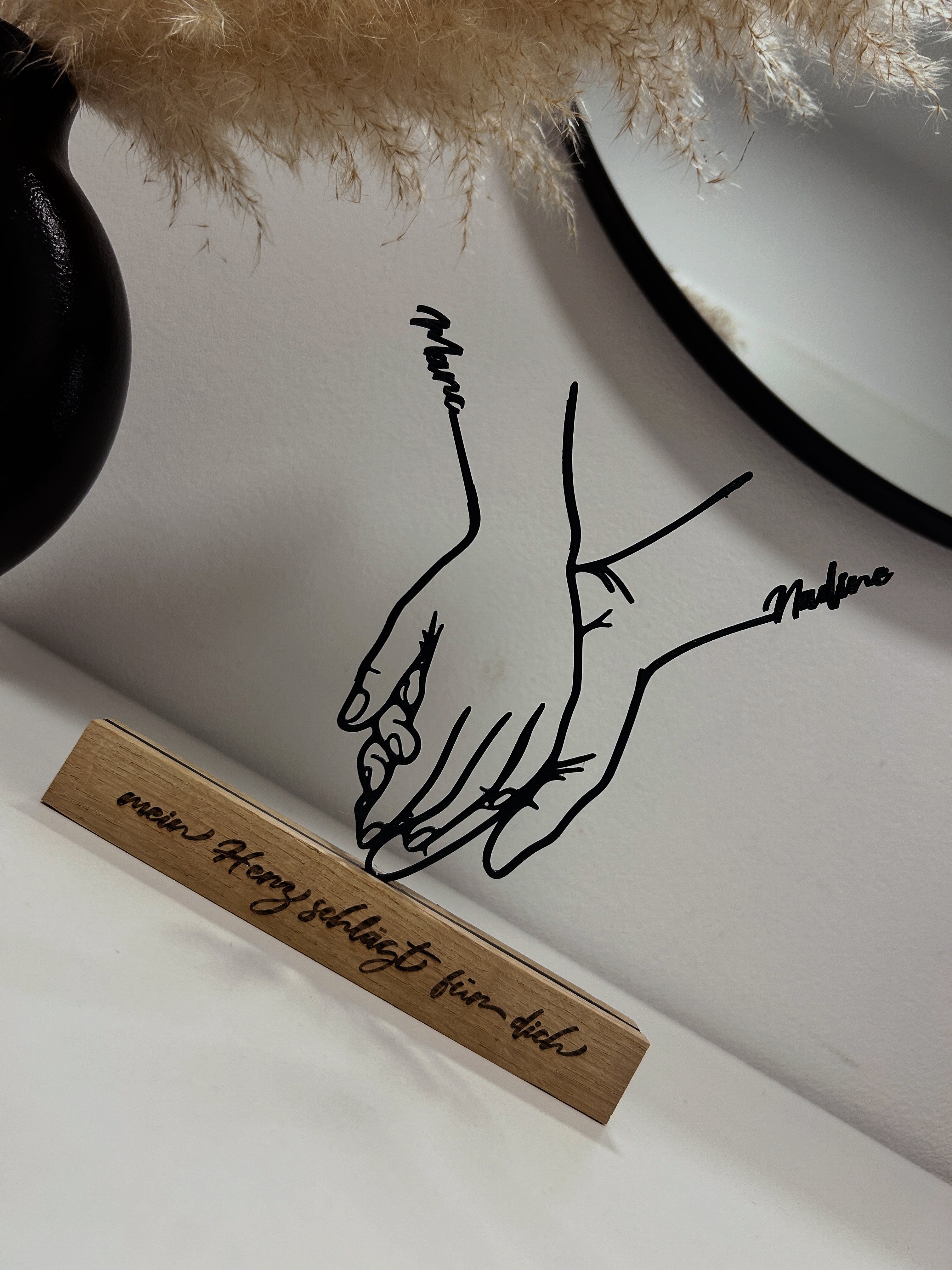 Personalisierter Dekoaufsteller–Hände mit Namen im 3D-Druck&Gravur auf Eichenholz– Geschenk zur Liebe, Hochzeit, Jahrestag oder Valentinstag